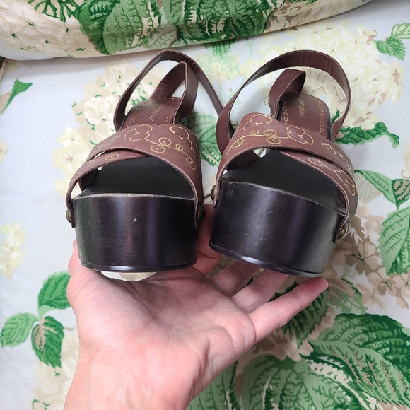 Betsey Johnson vintage y2k boho gold floral painted wood platform wedge sandals! - Picture 13 of 16